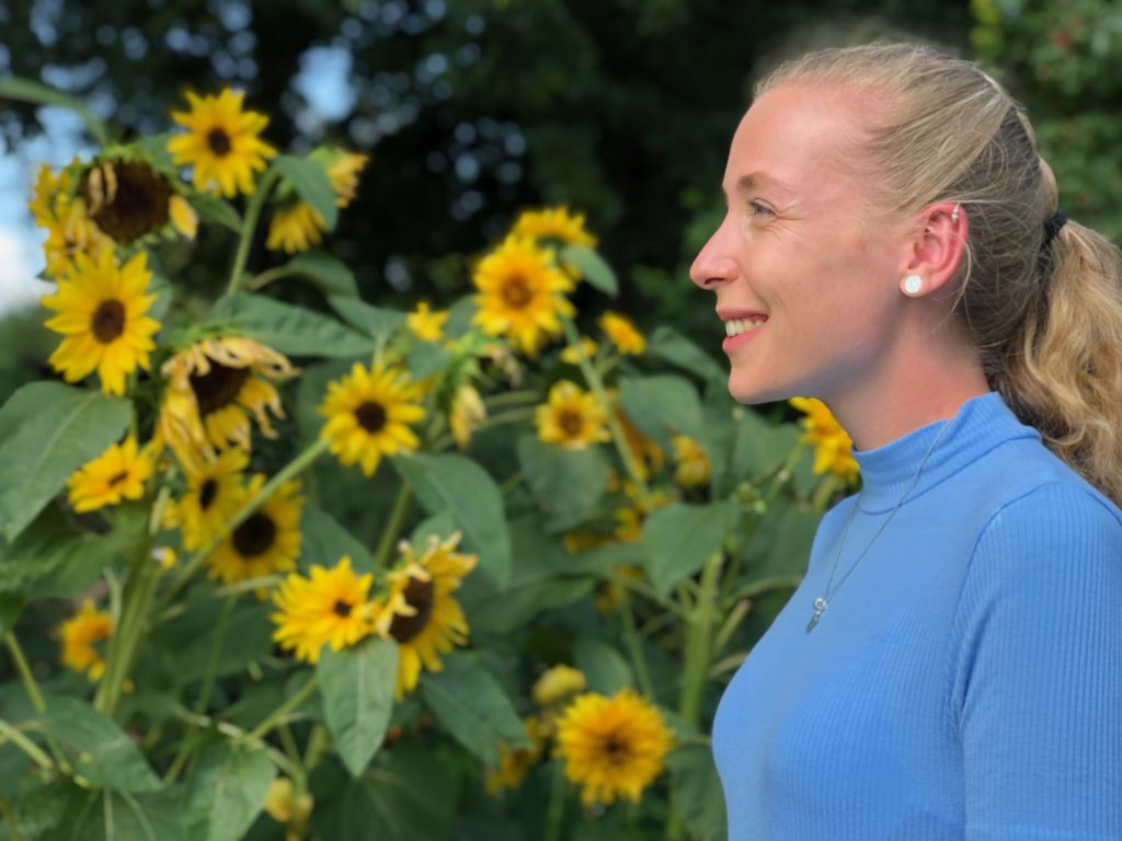 Pia-mingenbach-professional-career-marketing-practical-experience-upcoming-new- project-social media - blue shirt-profile-sunflowers