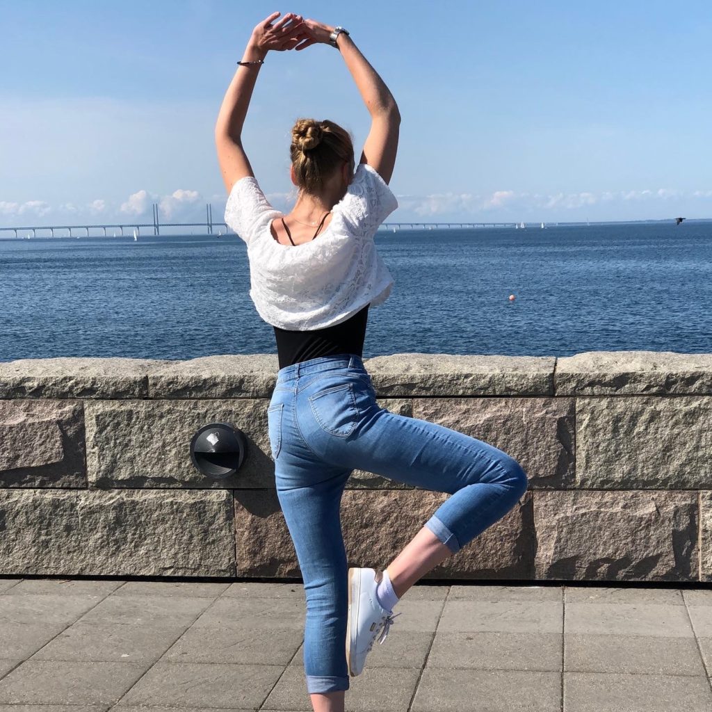 Pia-mingenbach-professional-career-marketing-commitment-hobby-passion-interests-dancing-piourette-Öresund Bridge-Sweden-Danmark-girl-dancing-outside