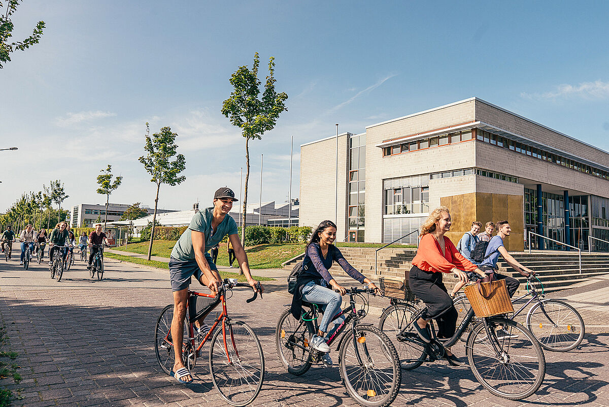 Pia-mingenbach-professional-career-marketing-practical-experience-project-social media -University Stralsund- Future-Design thinking-students-with-bicycles  