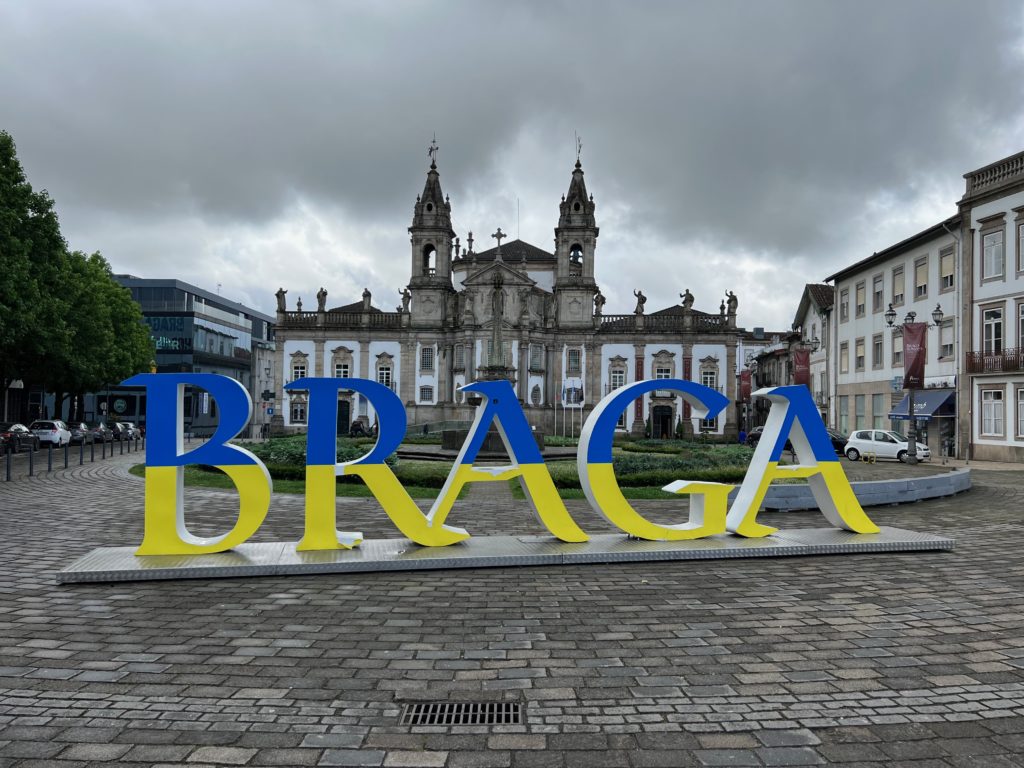 Pia-mingenbach-professional-career-marketing-latest-activities-travel-field-trip-Northern-Portugal-visit-Braga-Sign-Ucraine-colors-blue-yellow-tourism-students-LTM-University-Stralsund