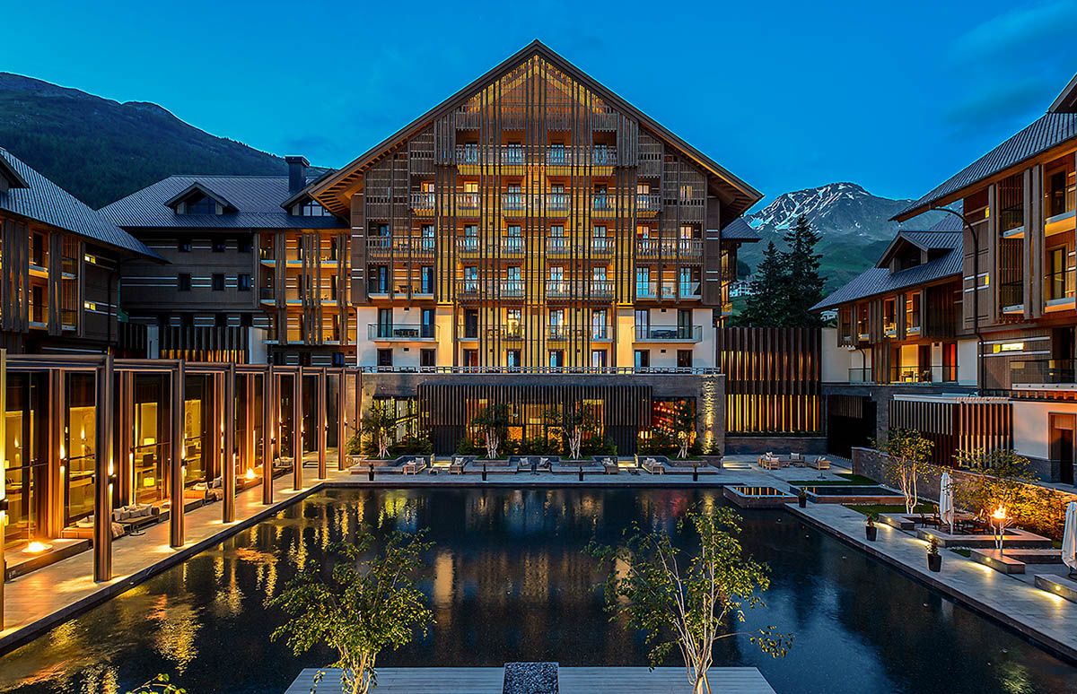 Pia-mingenbach-professional-career-marketing-practical-experience-project-innovation-tourism-brand - hotel-at-night- Overton